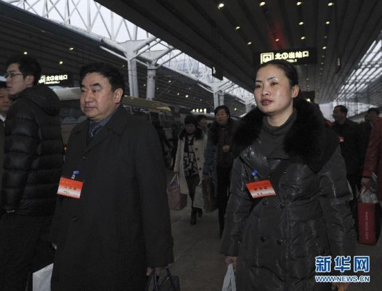 3月2日，来自湖南的全国人大代表乘火车抵达北京，参加十一届全国人大五次会议。这是刘期武代表在接受记者采访。 新华社记者 王晔 摄
