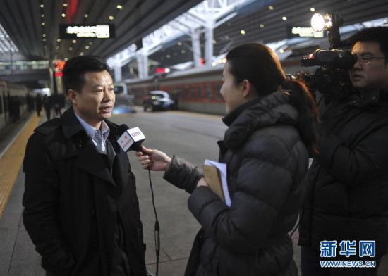 3月2日，来自湖南的全国人大代表乘火车抵达北京，参加十一届全国人大五次会议。这是刘期武代表在接受记者采访。 新华社记者 王晔 摄