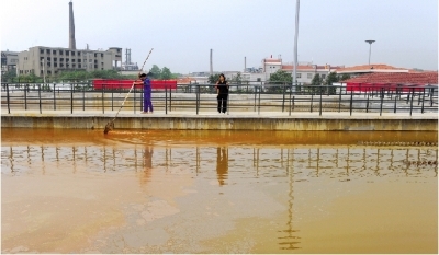 株洲清水塘重金属污水处理厂，工作人员正在污水池旁工作。资料图片