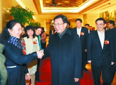 3月8日，中共中央政治局常委、中央纪委书记贺国强亲切看望湖南代表团女代表，向她们致以节日问候。 