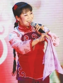 王阳娟代表表演湘剧曲目。