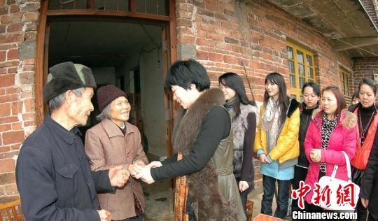 美女支农服务队给80多岁的李季妹家捐款献爱心。 何炳文 摄