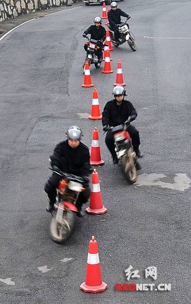  摩托车弯道骑行训练。