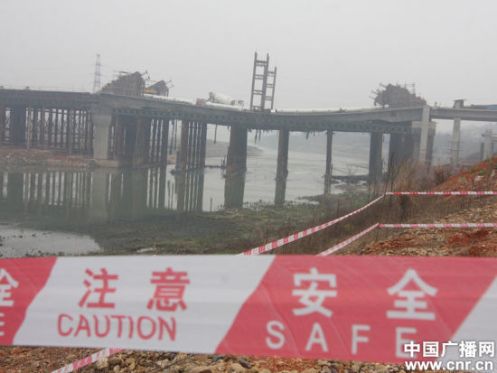 3月13日，湖南省娄底市涟水河大桥(三大桥)桥面发生断裂的事故现场拉起了警戒线。 