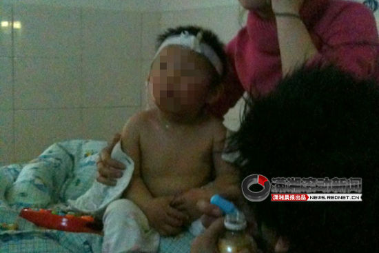 (3月14日下午，3岁的韬韬在省儿童医院救治。图/潇湘晨报滚动新闻记者 陈斌)
