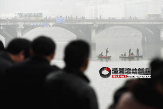 　昨日，浏阳市步行桥下，几艘搜救船只正在河面上进行搜救。图/记者邵骁歆