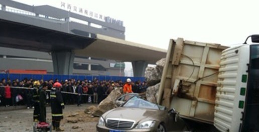 长沙西站超载货车压到奔驰续:货车公司不打算