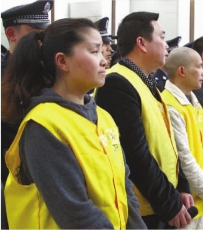  3月20日，长沙市开福区人民法院，张莉等33名传销组织骨干成员，因涉嫌组织、领导传销业务活动站上被告席。 记者 王智芳 摄