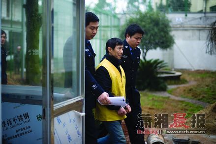 　3月20日，望城区公安局破获特大地下“六合彩”案。犯罪嫌疑人杨某戴着手铐，不停地说“后悔”。图/记者张轶