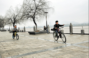 　　昨日，几个孩子骑着自行车在阳光下追逐撒欢，市民驻足欣赏迟开的梅花。　　邱晓峰 陈飞 摄影报道