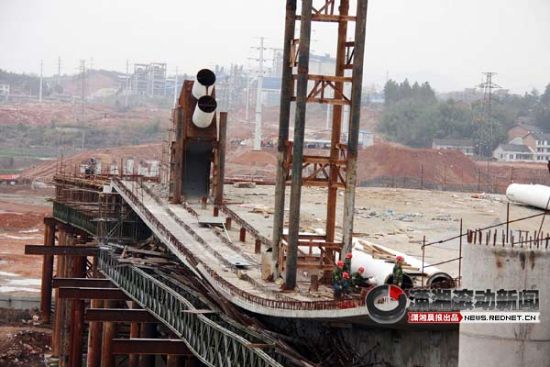 (3月23日，工作人员在对娄底三大桥进行施工。图/潇湘晨报滚动新闻通讯员 郭国权)