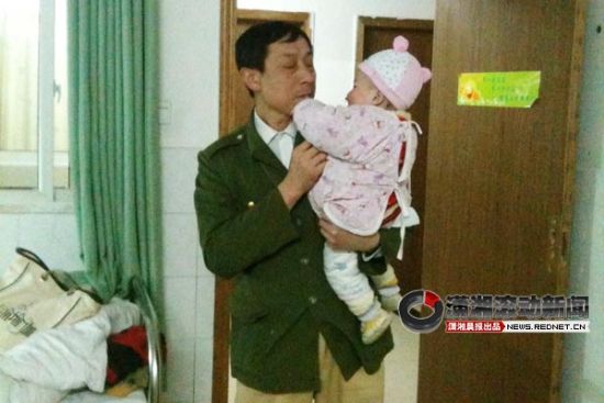 今日在衡阳市妇幼，刘启宣抱着3个月的刘海燕。手机图/潇湘晨报滚动新闻记者 吴静