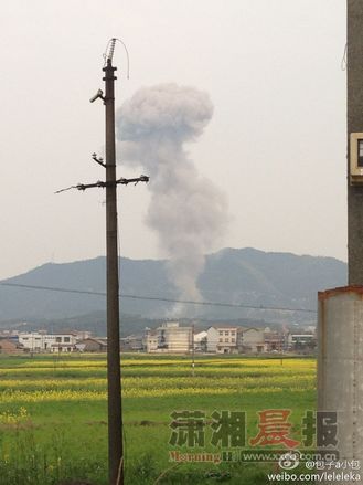 新浪网友“包子a小包”昨日下午4时01分发布的图片显示花炮厂爆炸后产生蘑菇云。