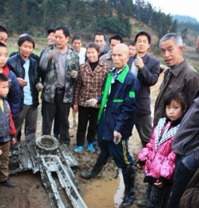 火箭一级残骸坠落于绥宁县黄土矿乡自然村田基上。图/通讯员 彭超