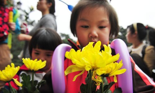 4月4日，湖南烈士公园，市民手持鲜花祭奠英烈。当天是清明节，各地迎来祭扫高峰。 本报记者 郭立亮 摄