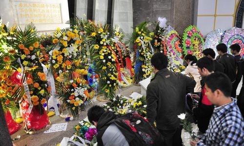 4月4日，湖南烈士公园，市民手持鲜花祭奠英烈。当天是清明节，各地迎来祭扫高峰。 本报记者 郭立亮 摄 