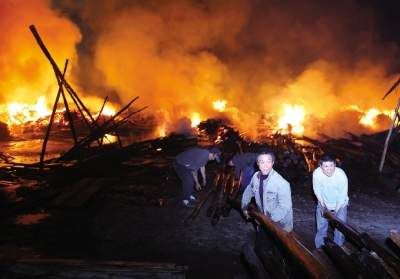 昨晚8点10分左右，常德鼎城区商贸城竹木市场发生大火，近二十台消防车赶到现场救援。图/记者沈荣华
