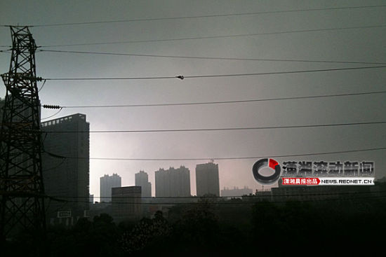 下午4时10分。长沙三印小区。天空越来越黑。图/潇湘晨报滚动新闻记者 龙青