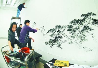 4月9日，画家们在省书画院创作宽7.3米、高3米的《衡岳松云图》。本报记者 徐行 摄 