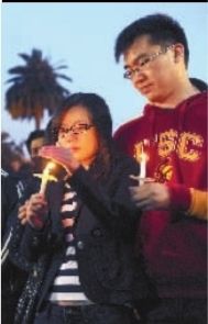  4月11日傍晚，两名中国留学生手持蜡烛寄托哀思。