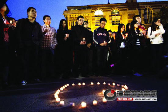 ( 当地时间11日晚7时30分，南加州大学校园内的特洛伊铜像广场上，由南加州大学中国学生学者联谊会(USCCSSA)组织的遇难同学追悼聚会正式开始。)