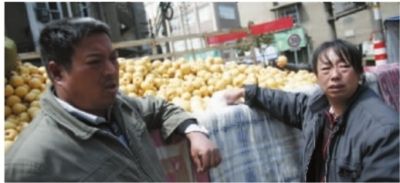 4月13日，长沙蒋家垅小区，来自河南周口的卖梨夫妇哭诉着说：“撞坏了人家的宝马车，就算把梨子全卖掉也没办法还清维修费用。”记者 武席同 摄