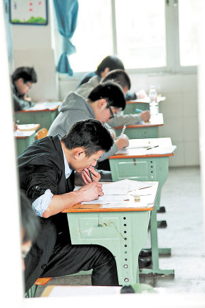 昨日上午，湖南省2012年考试录用公务员笔试稻田中学考点，考生们正在答题。 邱晓峰摄 申论