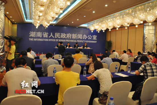 湖南省政府今日召开新闻发布会，宣布《湖南省实施<艾滋病>防治条例》办法》（以下简称《办法》）将于2012年5月1日正式实施。