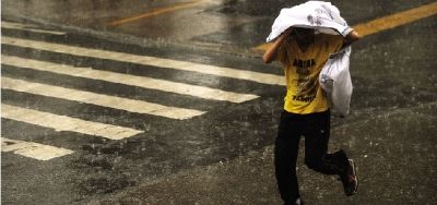 昨日上午，暴雨突然袭来，韶山南路上一位没带雨具的行人在雨中匆匆跑过。图/记者邵骁歆