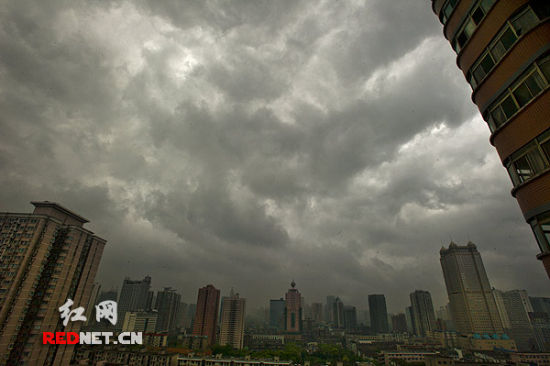 4月30日上午10：11，长沙城区上空的诡谲黑云。