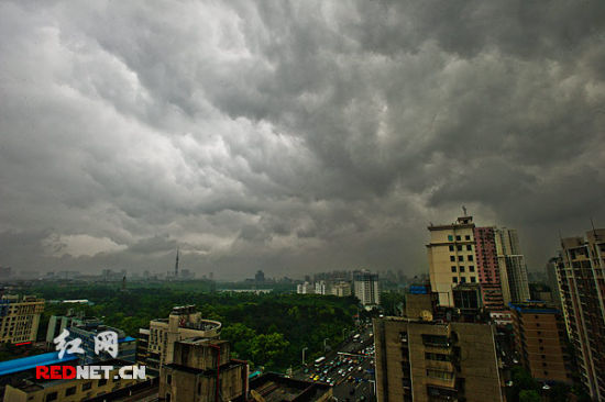 4月30日上午10：12，长沙城区上空的诡谲黑云。