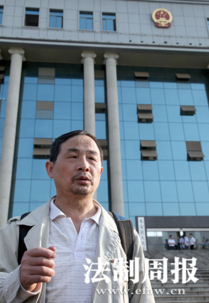 4月24日8时许，胡连友如其所言，提前到达湖南永州东安县人民法院前面的广场台阶下。