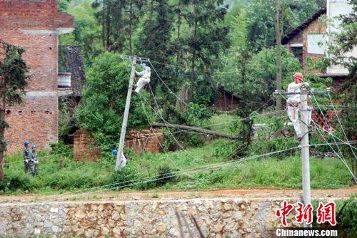 在涟源市石马山镇新合村，电力人员正在抢修电力设施。
