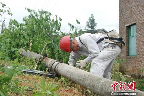 在涟源市石马山镇新合村，电力人员正在抢修电力设施