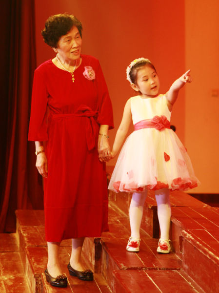 80岁老护士吴蕴文携手儿童彰显爱心