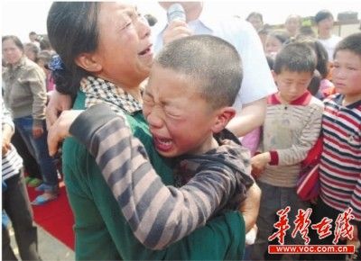 4月24日上午，邵阳县黄荆乡青山完小举行的感恩教育报告会上，当主讲老师号召孩子们向最爱的人表达自己的爱和感恩时，11岁的刘逸峰一头扎进外婆的怀抱，号啕痛哭。