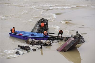 救援人员在塌桥现场寻找落水人员。图/CFP