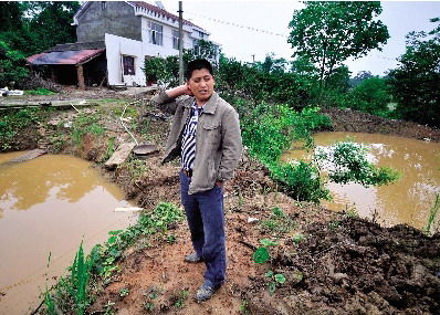 一场大雨过后，董明湘说他池塘里的近百条鱼全部跑光了。图/实习记者赵赫廷