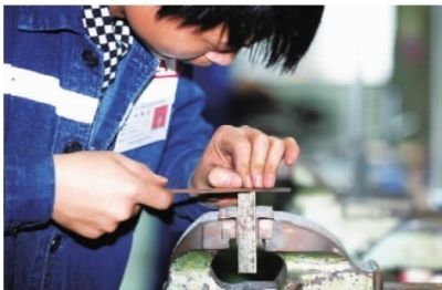 5月14日，2012湖南省职业院校技能竞赛开幕，参赛学生在钳工技术类项目中竞技。记者 范远志 摄