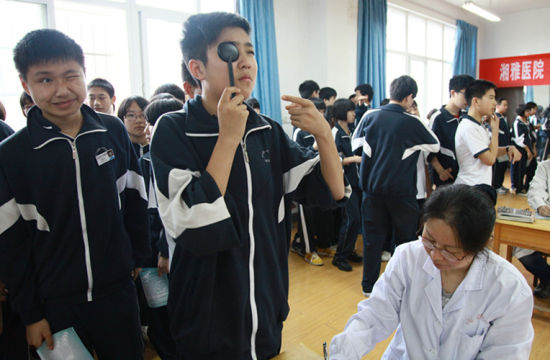 医院专家走进校园开展中学生视力状况追踪调查
