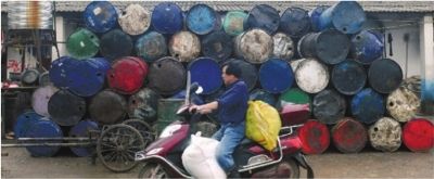5月3日，湖南省再生资源总公司废油分公司，回收地沟油的油桶堆积成山。记者 龚磊 摄