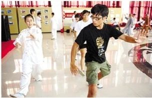 台湾大学生在“中医药传统文化研习营”学习太极拳。