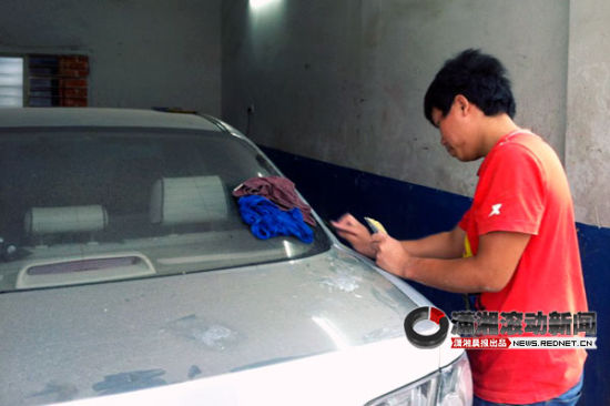 敏西汽车美容中心工作人员维修被腐蚀的车辆。 图/潇湘晨报滚动新闻记者 向帅