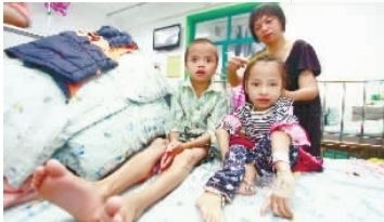 郑玉琴带着一对儿女从厦门来省儿童医院治疗。他们3人都患有“脆骨症”。通讯员 李奇 摄