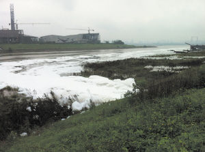 昨日开福污水处理厂出水口大量白色泡沫流入浏阳河里。陈飞 傅小平 摄影报道