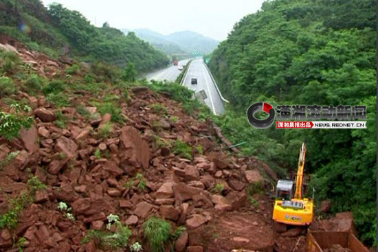 　　(5月25日早上7时10分许，湖南省杭瑞高速泸溪段发生重大山体滑坡事故。视频截图)