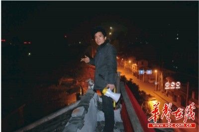　2010年12月8日深夜，湖南省长沙市开福区湘春路，两台挖掘机在接近凌晨时突然出现在电视监控画面里，宋稳朝拿上扩音器迅速爬上屋顶观察情况。
