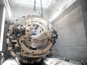 长株潭城际铁路湘江隧道的“城铁1号”盾构机正在紧张拼装。 向前进 摄