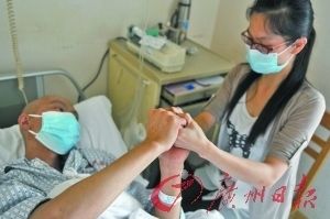 病房里，杨莉青紧握刘海雄的手。