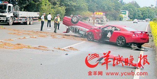 肇事红色跑车及被撞的的士均严重损毁